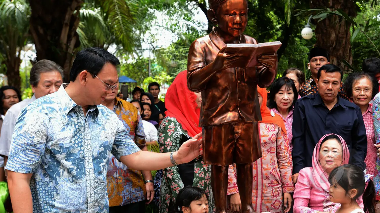 Ahok Remikan Patung Gus Dur Kecil