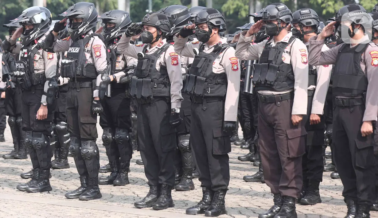 Personel Polri mengikuti apel gabungan gelar pasukan di Silang Monas, Jakarta, Senin (11/4/2022). Polda Metro Jaya mengerahkan sebanyak 5.620 pasukan gabungan Polri-TNI dalam rangka pengamanan aksi unjuk rasa BEM SI. (Liputan6.com/Herman Zakharia)