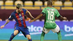 Pada menit ke-10, tembakan Lionel Messi bersarang di pojok gawang Al Ahli. Ini adalah gol kedua Barcelona. (AFP/Karim Jaafar)