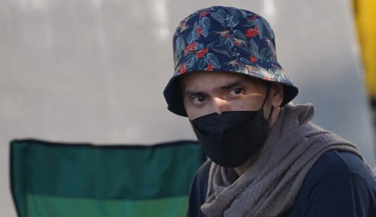 "Suami sudah boleh pulang, berobat jalan dengan tentunya penjagaan kesehatan yang sangat ekstra," lanjutnya menuliskan.
 (Instagram/iskak_gary)