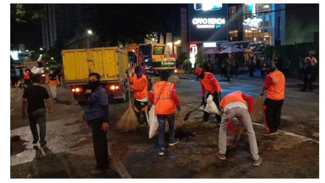 6 Potret Tri Rismaharini Pantau Pembenahan Fasilitas Umum Usai Demo, Sempat Geram