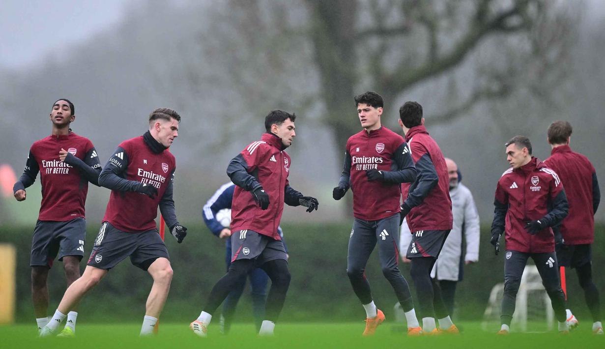 Para pemain Arsenal mengikuti sesi latihan tim di pusat pelatihan Arsenal, London Colney, pada Selasa 27 Januari 2026. Pemuncak klasemen Liga Champions 2025-2026, Arsenal tampak percaya diri ketika akan menjamu Kairat Almaty pada pertandingan krusial yang akan digelar pada Kamis 29 Januari 2026, pukul 03.00 WIB. (Ben STANSALL/AFP)