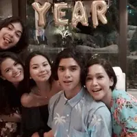 Maia Estianty  mengunggah foto bersama dua calon mantunya, Alyssa Daguise dan Marsha Aruan (Instagram/@maiaestiantyreal)