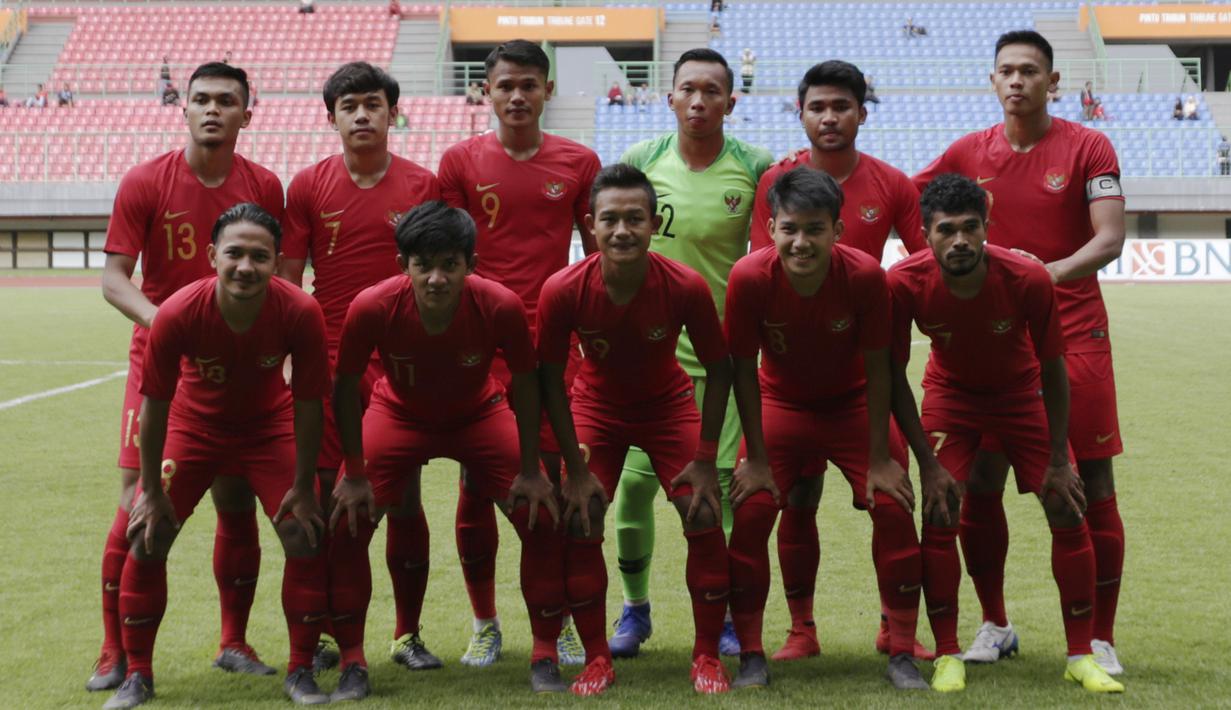 Para pemain Timnas Indonesia U-22 foto bersama sebelum melawan Bhayangkara FC pada laga uji coba di Stadion Patriot, Bekasi, Rabu (6/2). Keduanya bermain imbang 2-2. (Bola.com/Yoppy Renato)