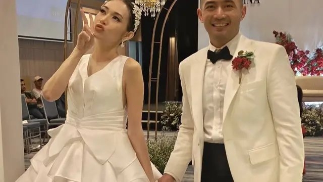 Potret Pernikahan Yama Carlos dan Carina Ivola (credit: https://www.instagram.com/carinaivola/)