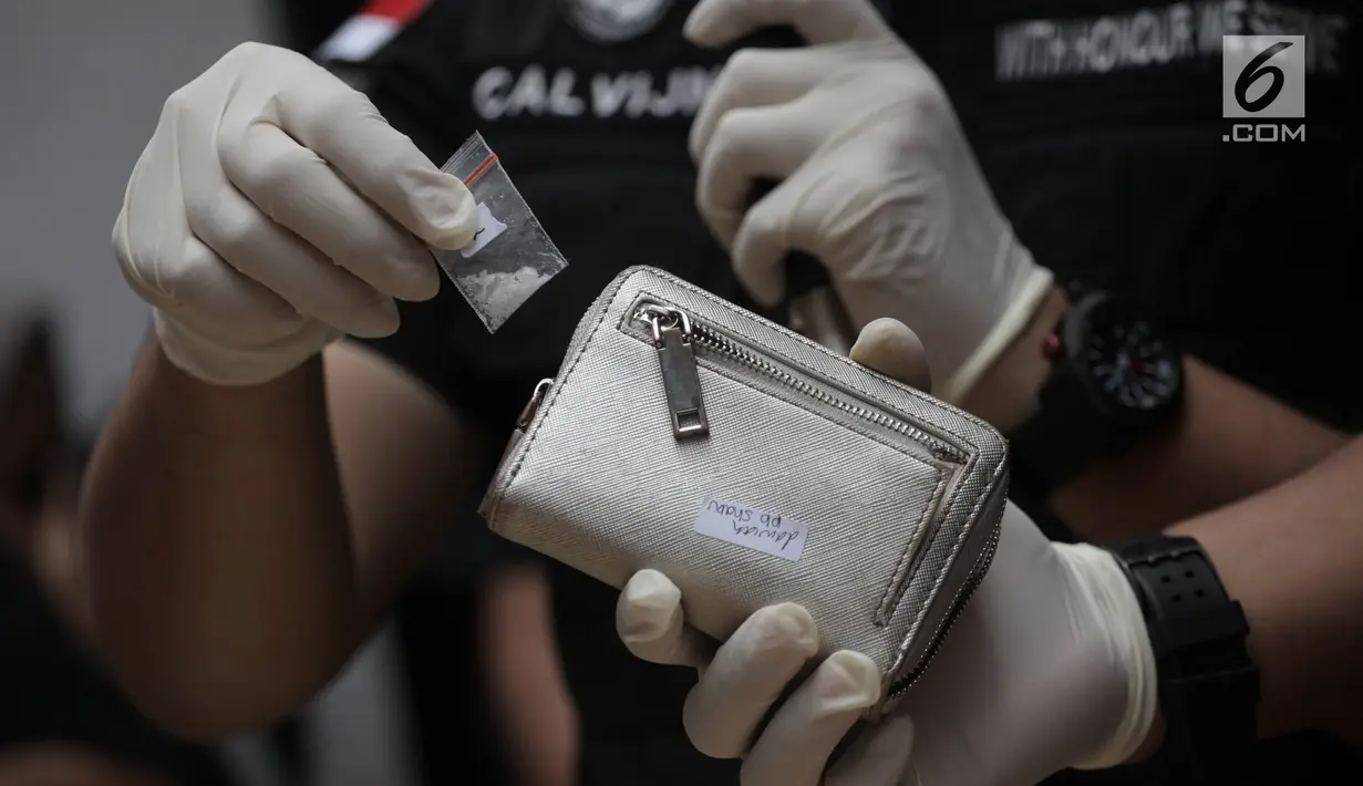 Barang bukti Sabu seberat 1,32 gram ditunjukkan polisi saat rilis narkoba yang dilakukan oleh artis Dhawiya di Polda Metro Jaya, Jakarta, Sabtu (17/2). Dhawiya bersama sang kakak diamankan di rumahnya di kawasan Cawang. (Liputan6.com/Arya Manggala)