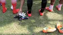 Sarung tangan dan sepatu pemain Persija berwarna oranye usai latihan di Lapangan Villa 2000, Pamulang, Tangerang Selatan, Senin (25/4/2016). (Bola.com/Nicklas Hanoatubun)
