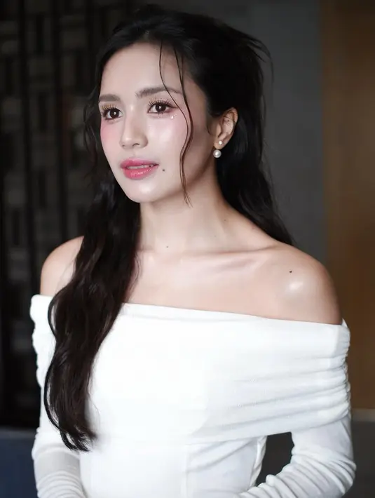 Beby Tsabina menampilkan wajah cerah dan glowing dengan blush pink tipis. Semetan beads berlian di bawah mata bikin tampilannya makin bersinar [@bebytsabina]