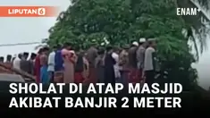 Masjid Terendam Banjir, Warga Terpaksa Sholat di Atap