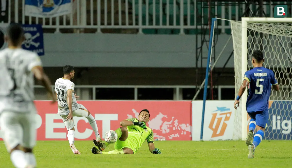 Di sisi lain, Rans Cilegon FC sesekali melakukan serangan melalui Rifal Lastori, Namun bola dapat dihadang oleh kiper Persiba Balikpapan, Riki Pambudi. (Bola.com/M Iqbal Ichsan)