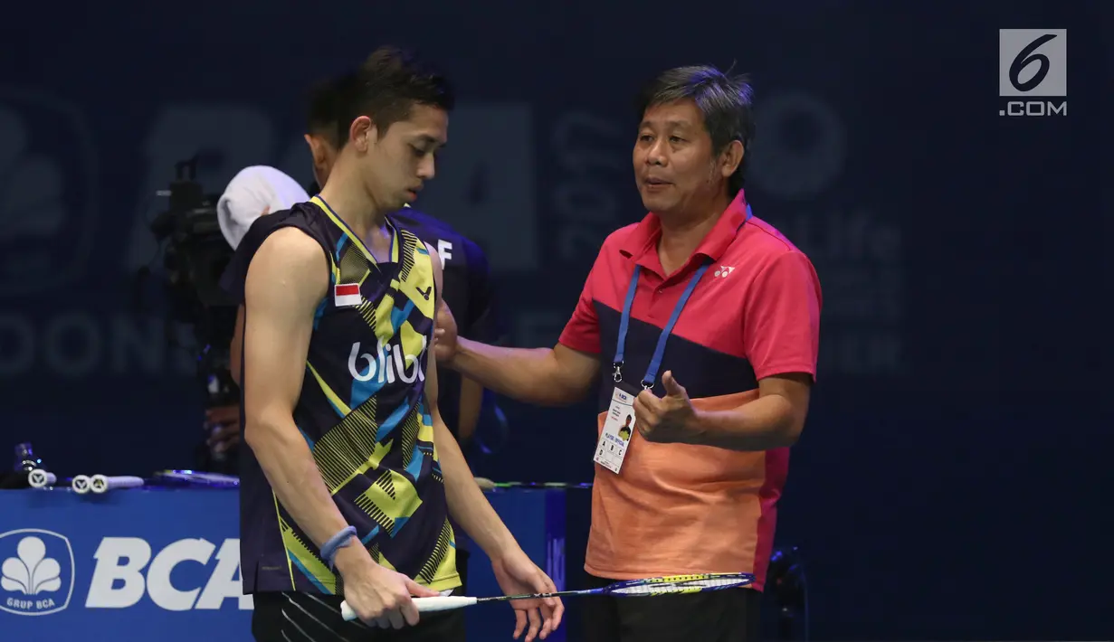 Ganda Putra Indonesia, M Rian Ardianto menyimak arahan pelatih saat melawan Mathias Boe/C Mogensen (Denmark) di Semifinal Indonesia Open 2017, Jakarta, Sabtu (17/6). M Rian Ardianto/Fajar Alfian kalah 17-21, 21-18, 12-21. (Liputan6.com/Helmi Fithriansyah)