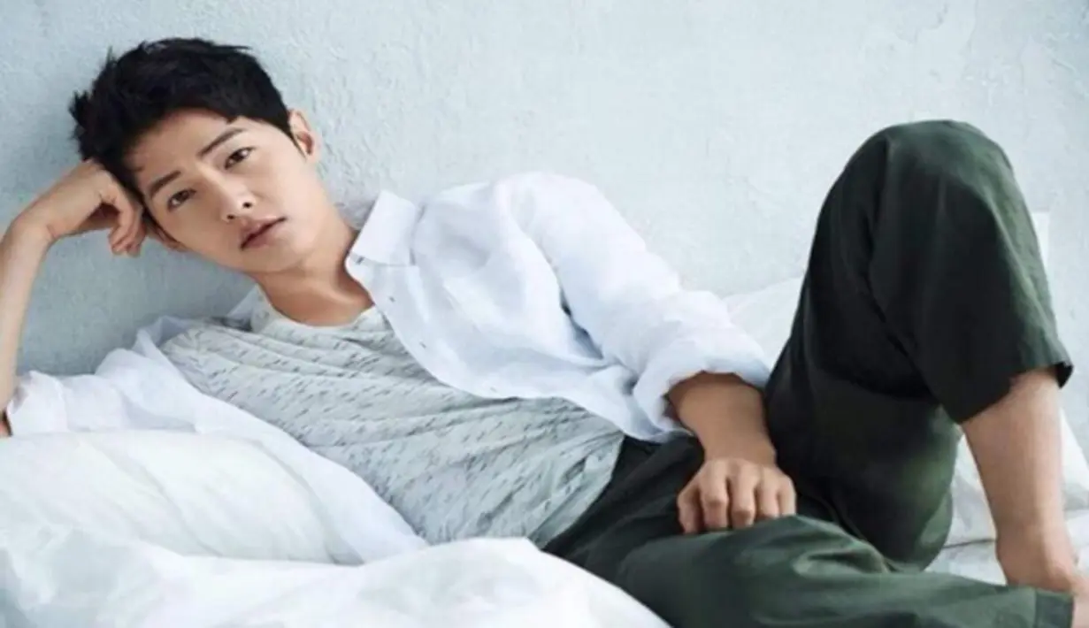 Popularitas Song Joong Ki tengah melejit sejak dirinya membintangi drama Korea. Descendants Of The Sun sukses membuat netizen terpukau akan kualitas aktingnya. (Soompi/Bintang.com)