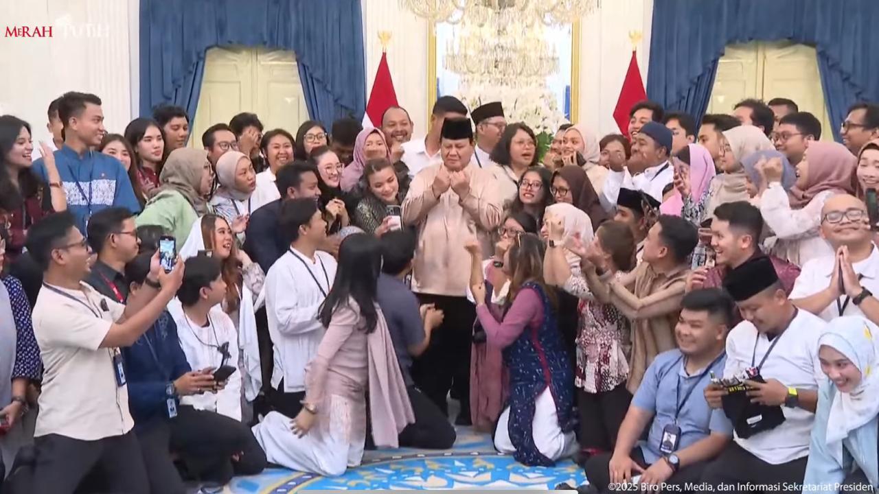 Presiden Prabowo Subianto ikut joget velocity bersama para jurnalis di Istana Merdeka Jakarta, Senin (1/3/2025). (Merdeka.com/Muhammad Genantan Saputra)