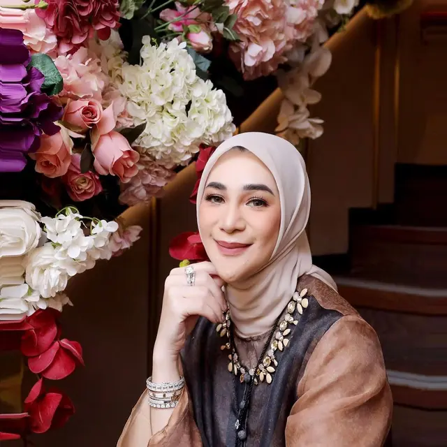 Potret 6 Istri Komedian yang Anggun Berhijab, Pancarkan Pesona