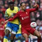 Pemain Liverpool, Virgil van Dijk (kanan) berebut bola dengan pemain Nottingham Forest, Taiwo Awoniyi pada laga pekan ke-32 Liga Inggris 2022/2023 di Anfield, Liverpool, Sabtu (22/04/2023) WIB. The Reds berhasil menang dengan skor 3-2. (AFP/Paul Ellis)