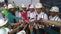 Menteri Koordinator Bidang Kemaritiman Luhut Binsar Panjaitan dan Menteri Perhubungan Budi Karya Sumadi meninjau langsung proyek LRT Jabodebek. (Achmad/Liputan6.com)