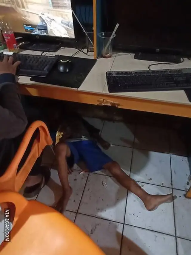 8 Potret Kocak Bocah Tidur di Tempat Umum Ini Nyeleneh Banget