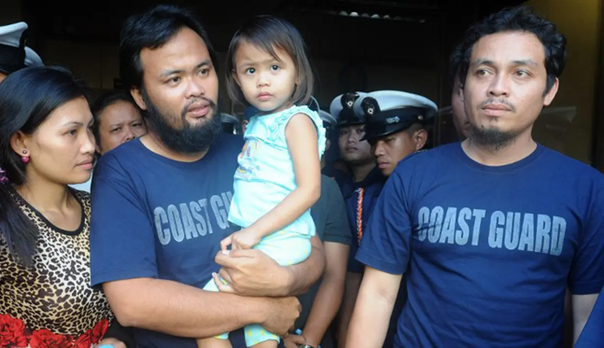 Rodlyn Allain Pagaling (kedua kiri) bersama Gringo Villaruz bertemu kembali dengan keluarga di Manila, Filipina (21/8/2015). Mereka berhasil kabur dari kelompok militan Abu Sayyaf yang menyanderanya selama tiga bulan. (AFP PHOTO/Jay Directo)