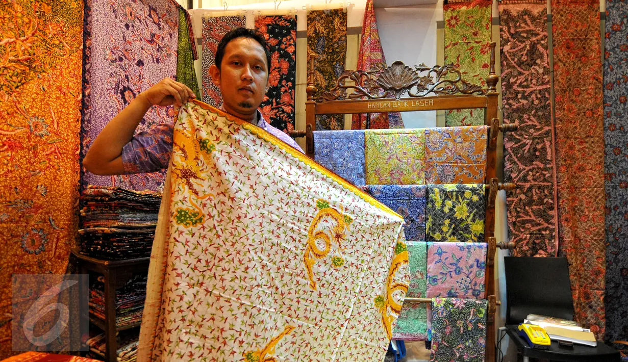 Batik tulis Lasem dipamerkan dalam acara Gelar Batik Nusantara 2015 di JCC Senayan, Jakarta, Kamis (25/6/2015). Beragam batik dari penjuru Nusantara dipamerkan dalam acara tersebut. (Liputan6.com/Yoppy Renato)