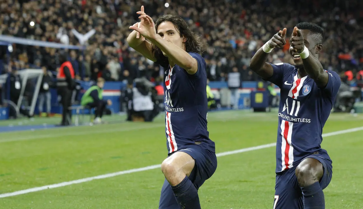 Cavani pernah mendapatkan hukuman gara-gara selebrasi yang menunjukkan gesture menembak. (Foto: AFP/Geoffroy Van Der Hasselt)