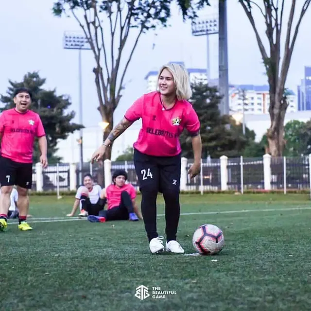 6 Potret Evelin Nada Anjani Main Sepak Bola, Tetap Semangat Meski Hujan