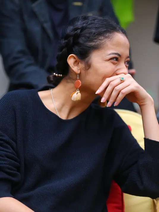 "Aku sih sebenernya mau fokus jadi istri dulu dan kita juga sekarang nggak nunda momongan, nggak nunda punya anak, semoga dikasih cepet. Kalau dikasih cepet ya fokusnya bakal pindah." ujarnya. (Adrian Putra/Bintang.com)