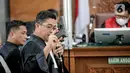 Jaksa menunjukkan barang bukti senjata HS dalam sidang lanjutan kasus pembunuhan Brigadir Yosua Hutabarat aau Brigadir J dengan terdakwa Ferdy Sambo dan Putri Chandrawathi di PN Jakarta Selatan, Jakarta, Selasa (22/11/2022). Jaksa Penuntut Umum (JPU) menghadirkan beberapa senjata api yang dijadikan alat bukti dalam kasus pembunuhan Brigadir J. (Liputan6.com/Faizal Fanani)