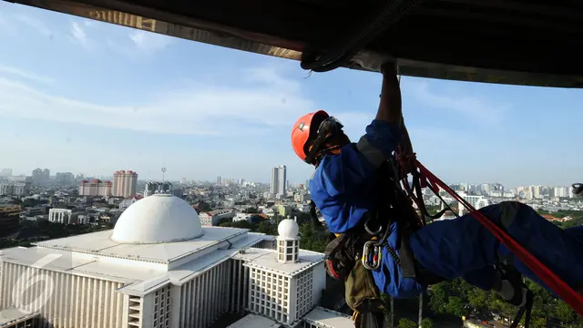 Sambut Hari Jadi Masjid Istiqlal, Relawan Pecinta Alam Lakukan Bersih-Bersih menara Masjid 