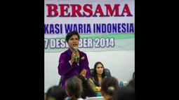 Ketua Forum Komonikasi Waria Indonesia (FKWI), Mami Yuli, menyampaikan pidato saat perayaan Natal Bersama di Jakarta, Sabtu (27/12/2014). (ANTARA FOTO/Ismar Patrizki)