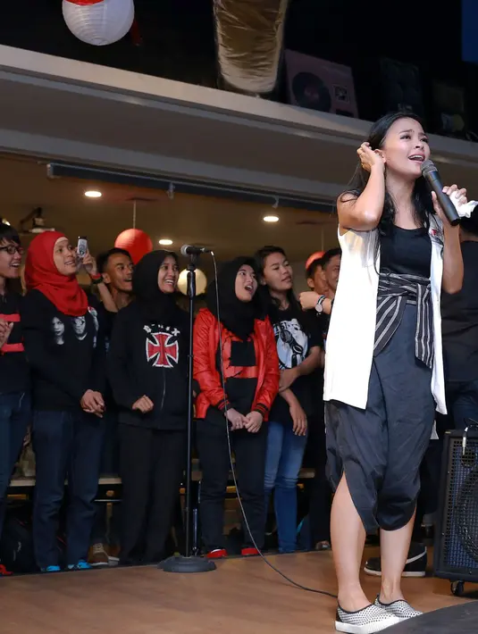 Vokalis band Kotak ini menjelaskan, lagu ini memiliki lirik yang mendalam. Bahkan karena lirik lagu ini Tantri pernah menangis kala membawakannya di satu acara. (Galih W. Satria/Bintang.com)