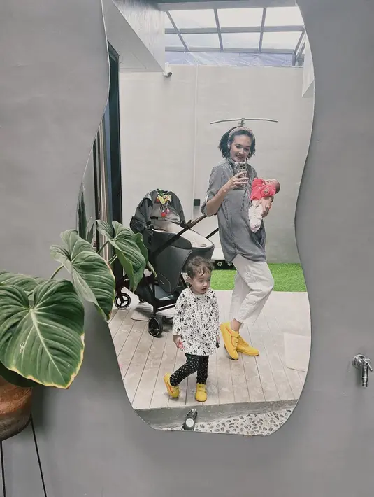 Nadine yang belum lama melahirkan tetap terlihat langsing dan bugar. Ia mengaku, tidak sulit mengembalikan bentuk tubuhnya ke kondisi semula setelah melahirkan. [Instagram/nadinelist]