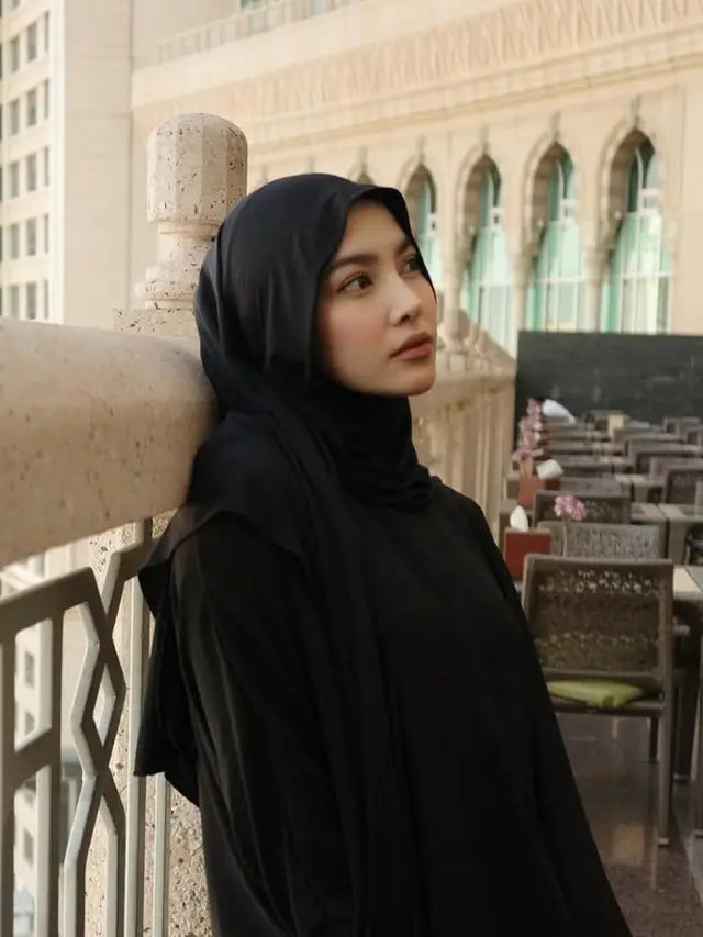 Gaya Kerudung Meleyot ala Mahalini saat Umrah. [@rizkyfbian]
