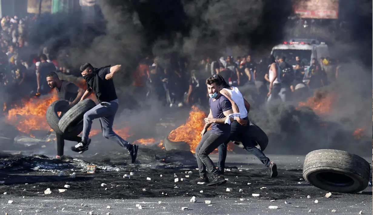 Pengunjuk rasa Palestina menghadapi pasukan Israel di pos pemeriksaan Hawara, selatan Kota Nablus, Tepi Barat, Palestina, 18 Mei 2021. Pengunjuk rasa berdemonstrasi untuk mendukung mereka yang dibombardir di Gaza. (JAAFAR ASHTIYEH/AFP)