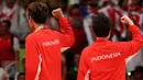 Pasangan ganda campuran Indonesia, Tontowi Ahmad dan Liliyana Natsir mengepalkan tangan saat meraih medali emas usai mengalahkan lawannya asal Malaysia Peng Soon Chan dan Liu Ying Goh pada final bulutangkis di, Brasil. (REUTERS/Mike Blake)