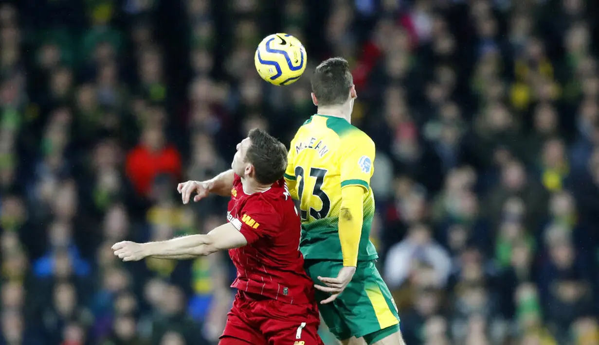 Gelandang Liverpool, James Milner, duel udara dengan pemain Norwich City, Kenny McLean, pada laga Premier League di Stadion Carrow Road Minggu (16/2/2020). Liverpool menang 1-0 atas Norwich City. (AP/Frank Augstein)