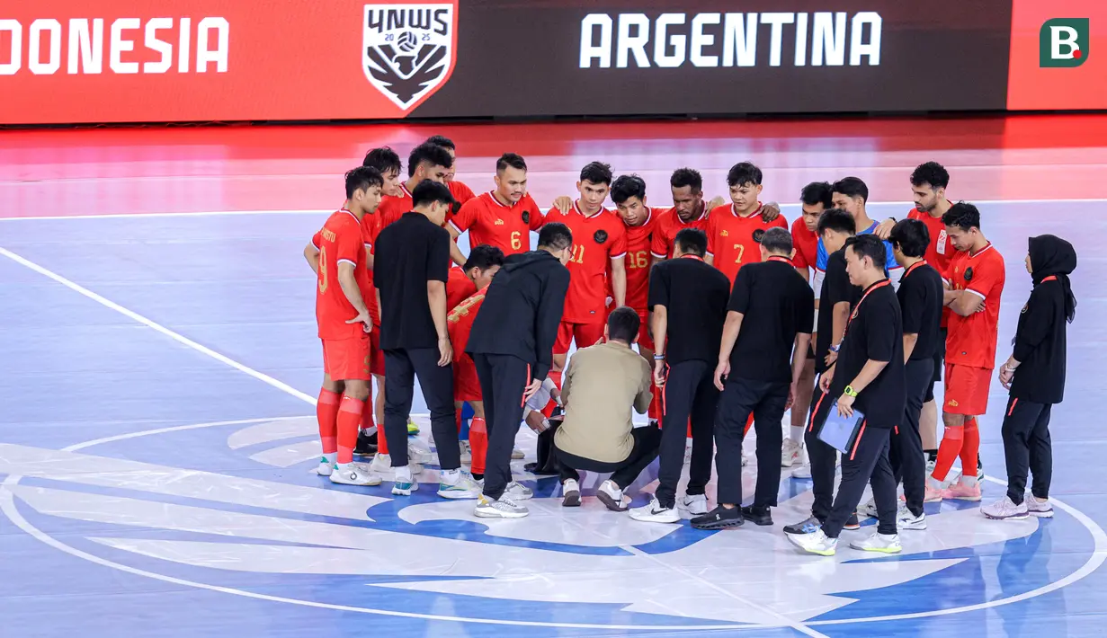 <p>Pemian Timnas Futsal Indonesia melakukan briefing dengan pelatih Hector Souto setelah laga lanjutan 4 Nations World Series 2025 melawan Argentina di Jakarta International Velodrome, Rawamangun, Sabtu (01/02/2025). (Bola.com/Bagaskara Lazuardi)</p>