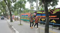 Papan bunga berjejer di depan Kantor Gubernur Sumatera Utara berisi ucapan SImpati pada Tengku erry (Liputan6.com/Reza Efendi)