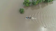 Petugas penyelamat mengevakuasi penduduk desa dari daerah banjir setelah hujan deras dan naiknya permukaan air di sungai Thatta Mahla, Distrik Jhang, Pakistan, Senin 1 September 2025. (AP Photo/Jahan Zeb)