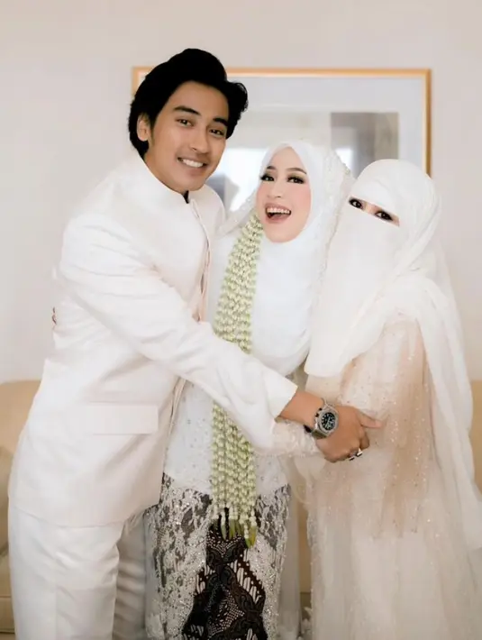 Saat akad nikah, Umi Pipik tampil dengan dress lace, kerudung, dan cadar off white. . [@antzranger]