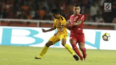 Pemain belakang Persija, Jaimerson da Silva (kanan) berebut bola dengan gelandang Bhayangkara FC Muhammad Hargianto pada laga pembuka Liga 1 2018 di SUGBK, Jakarta, Jumat (23/3). Pertandingan berakhir dengan skor kacamata. (Bola.com/Teguh Iman Mulia)