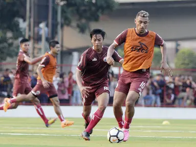 Pemain Persija Jakarta, Bruno Matos, menggiring bola saat latihan di Lapangan Aldiron, Jakarta, Senin (7/1). Sebanyak 29 pemain sudah bergabung dalam latihan perdana tersebut. (Bola.com/M Iqbal Ichsan)