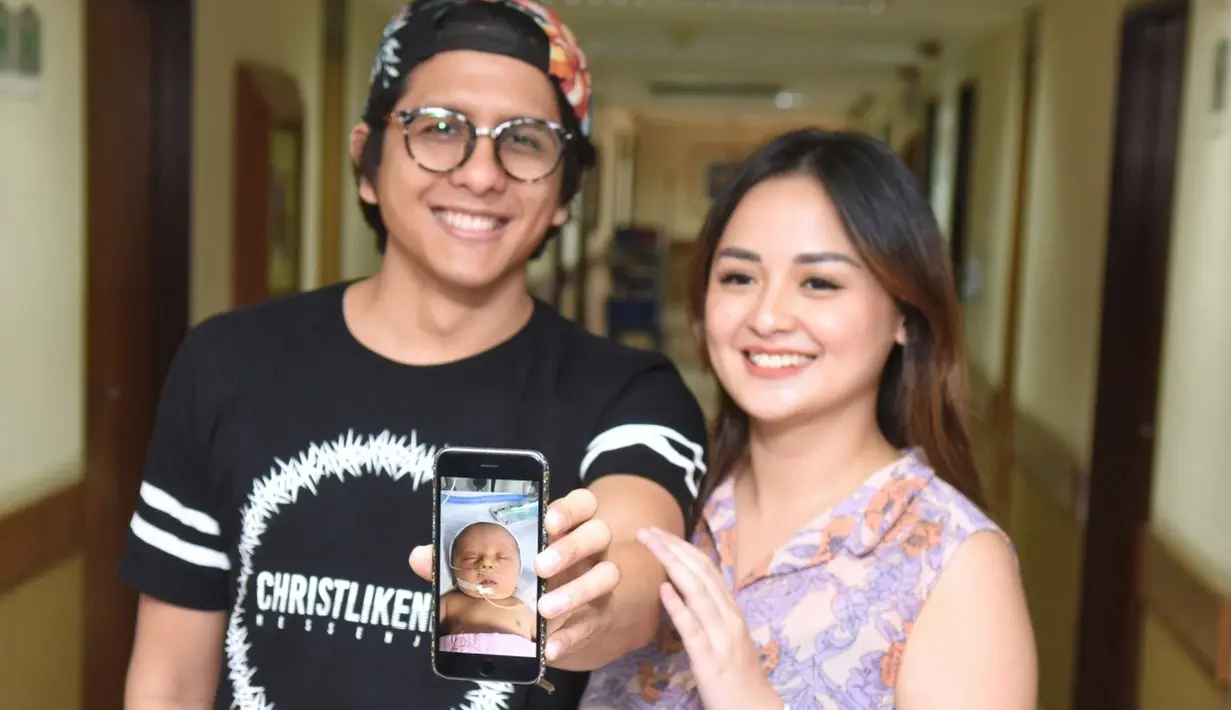Pancaran bahagia tengah bersama pasangan Joanna Alexandra dan Raditiya Oloan lantaran baru saja dikaruniai anak ke-4nya. Bayi berjenis kelamin perempuan ini dilahirkan secara normal meskipun dalam keadaan premature. (Adrian Putra/Bintang.com)