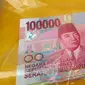 Barang bukti sebanyak 43 lembar uang palsu pecahan Rp 100 ribu. (Liputan6.com/Muhamad Ridlo)