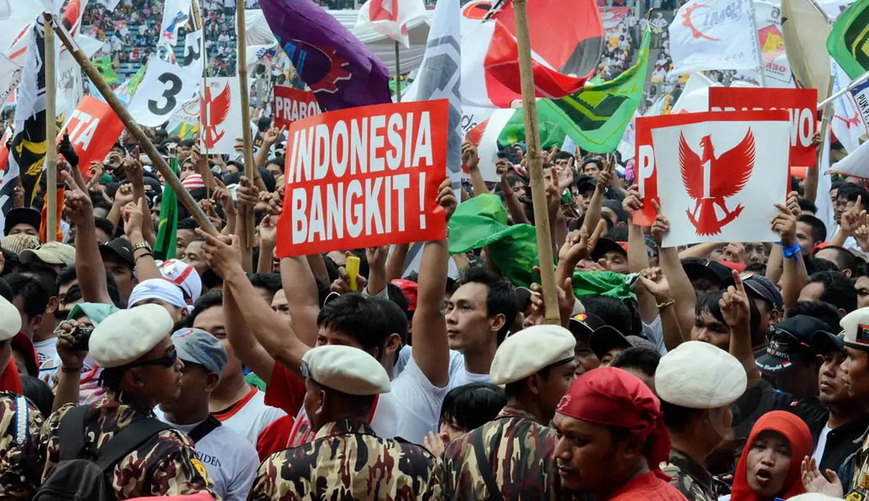 Dengan membawa spanduk bertuliskan Indonesia Bangkit, para peserta kampanye meneriakkan dukungannya pada pasangan Capres Nomor 1 (Liputan6.com/Faizal Fanani) 