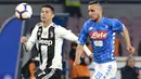 Striker Juventus, Cristiano Ronaldo, mengejar bola saat melawan Napoli pada laga Serie A di Stadion San Paolo, Minggu (3/3). Juventus menang 2-1 atas Napoli. (AP/Cesare Abbate)