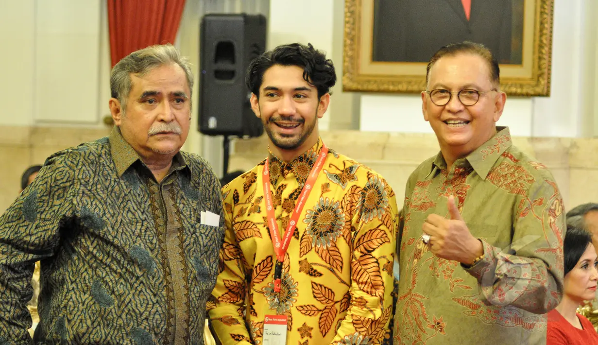 Aktor senior Slamet Rahardjo, Reza Rahardian dan Roy Marten berfoto bersama disela peringatan Hari Film Nasional ke-65 di Istana Negara, Jakarta, Senin (30/3/2015). (Liputan6.com/Faizal Fanani)