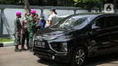 Petugas berjaga saat hari pertama pengoprasian Rs. Darurat Covid Asrama Haji Pondok Gede, Jakarta, Sabtu (10/7/2021). Presiden Joko Widodo secara resmi mengumkan asrama haji pondok gede difungsikan sebagai rumah sakit darurat Covid-19 pada Jumat (9/7/2021). Liputan6.com/Faizal Fanani)