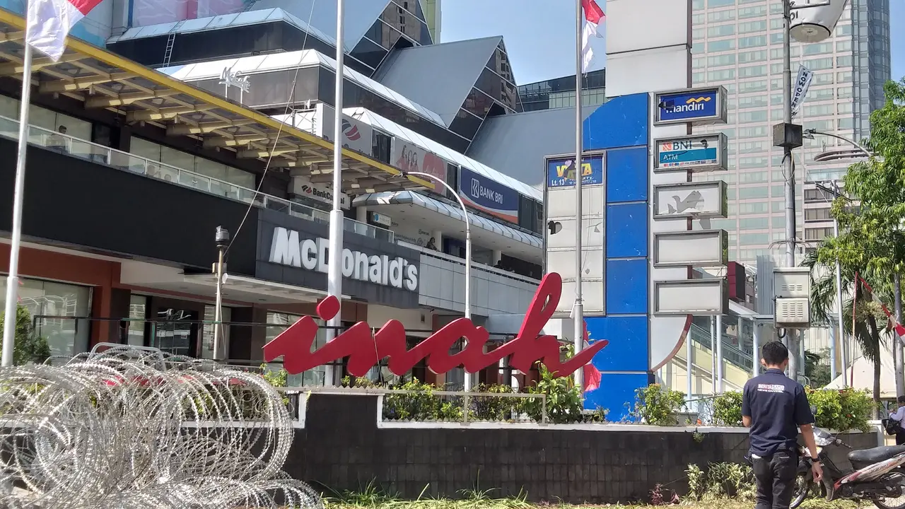 Tulisan raksasa pusat perbelanjaan Sarinah, Jakarta Pusat rusak. (Ika Defianti/Liputan6.com)