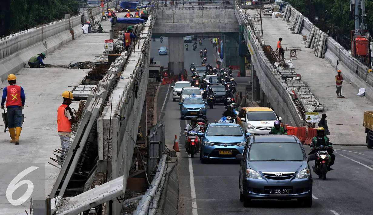 Sejumlah kendaraan melintas di dekat pembangunan proyek Jalan layang Ciledug-Tendean, Jakarta, (26/8). pembangunan Jalan layang (Flyover) Koridor 13 rute Ciledug-Tendean-Blok M sudah mencapai 80%. (Liputan6.com/Johan Tallo)