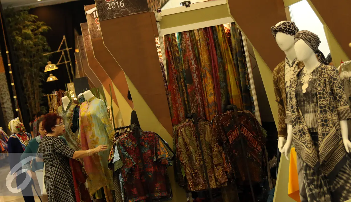 Pengunjung memilih batik di stand Indo Craft 2016 di Jakarta Convention Centre, Rabu (7/12). Puluhan produk kerajinan dalam negeri dipamerkan pada Indo Craft 2016 yang berlangsung hingga 11 Desember mendatang. (Liputan6.com/Helmi Fithriansyah)